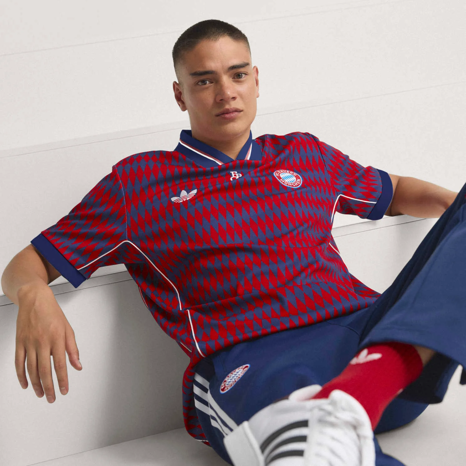 Bayern Munich 25/26 Lifestyle Jersey - Mens - Image 2